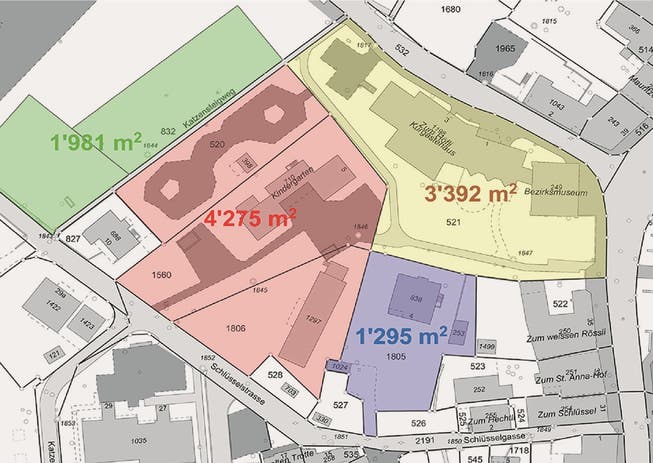 Auf dem Höfli-Areal soll das neue Alters- und Pflegezentrum gebaut werden. Blau = Haus Giger (wird abgebrochen). Gelb = Bezirksmuseum und Kurgästehaus (bleiben bestehen). Rot = Kindergarten und Pétanqueplatz (werden abgebrochen). Grün = neuer Pétanqueplatz ausserhalb des Höfli-Areals. Plan ZVG
