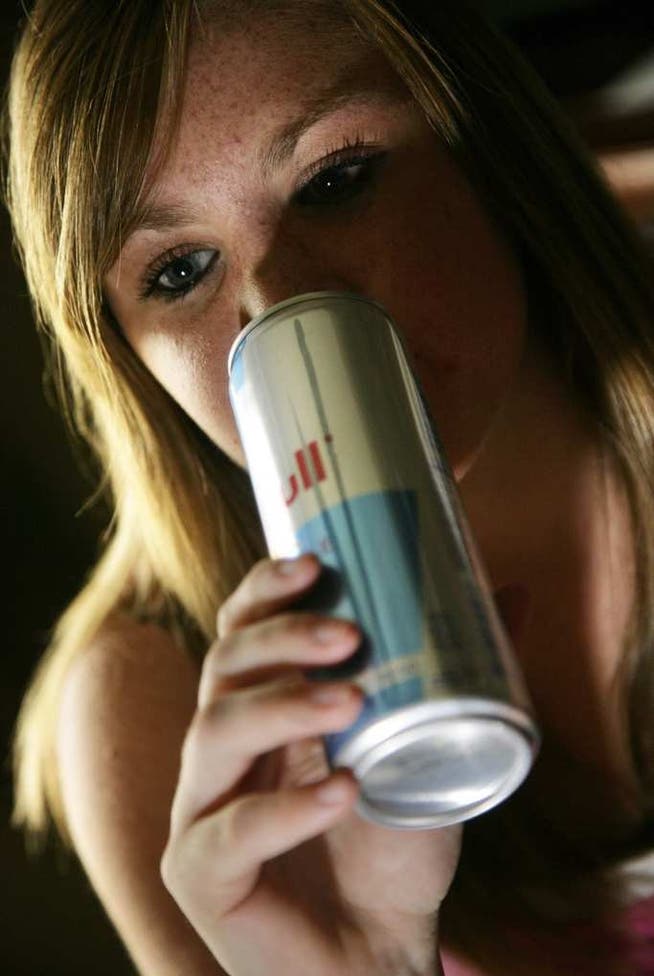 Eine Jugendliche trinkt einen Energy Drink. (Symbolbild)
