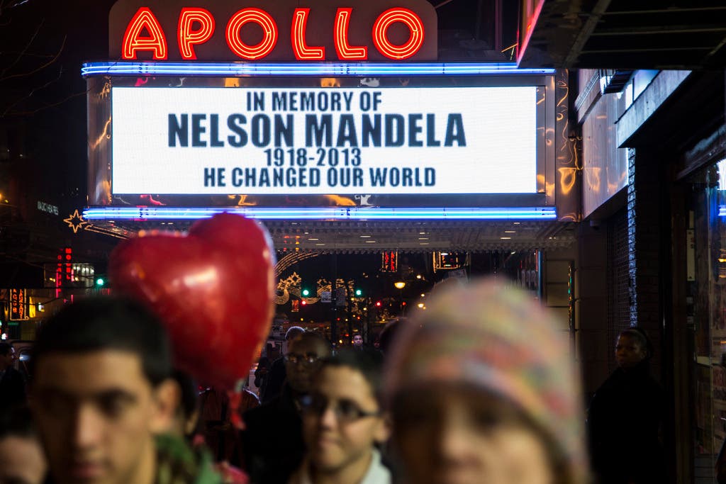 Im Harlem Quartier in New York wird die Meldung von Mandelas Tod per Leuchtreklame verkündet.