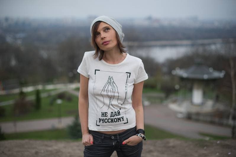 «Lass keinen Russen ran!» steht auf den T-Shirts der Aktivistinnen.