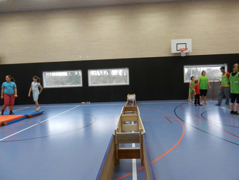 Pilotprojekt Open Sunday in Subingen, Federball spielen, in verschiedene Bereiche getrennte Turnhalle