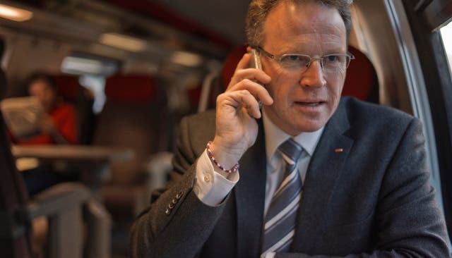 SBB-Chef Andreas Meyer sass im Zug und entschuldigte sich (Archiv)