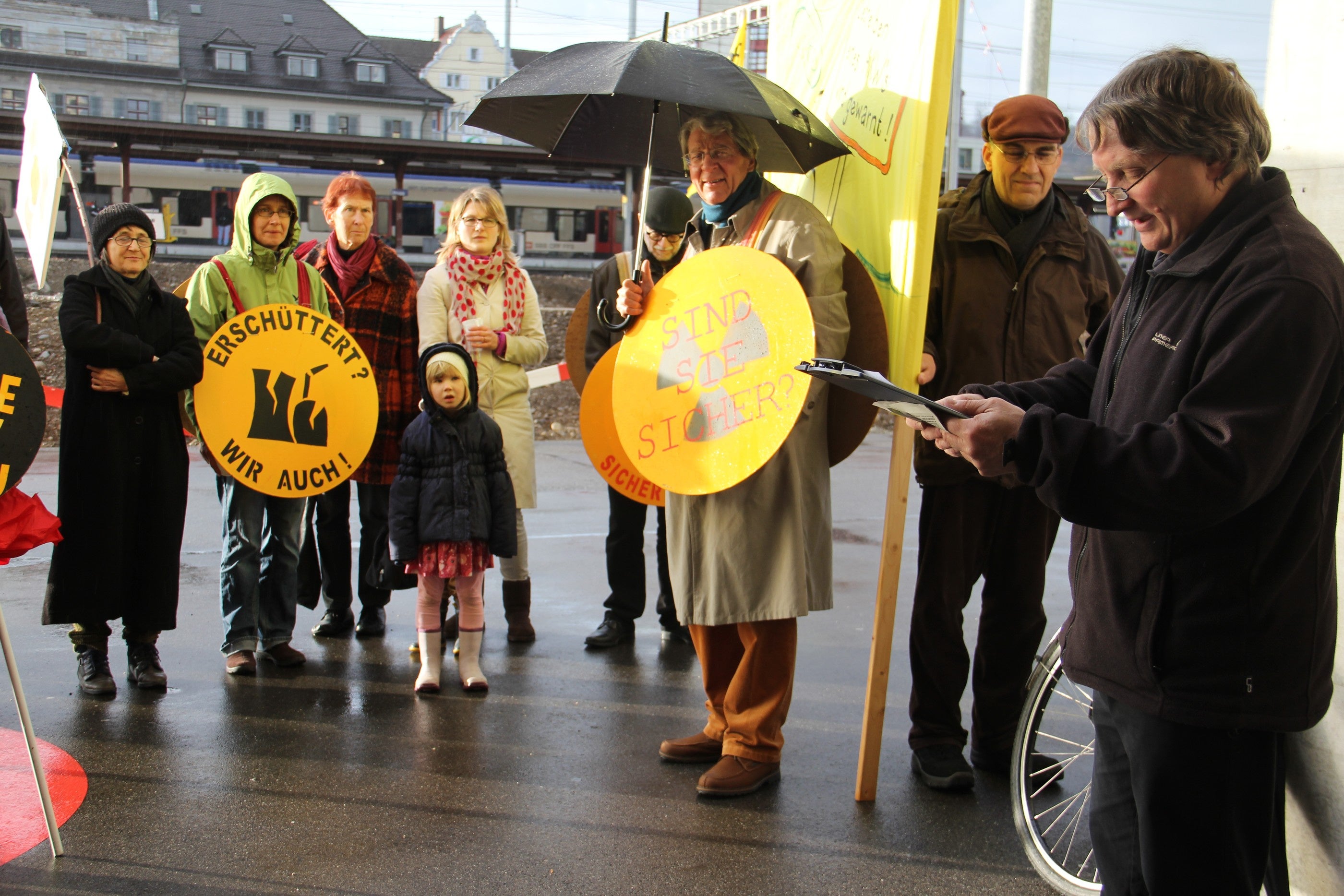 Bildstrecke - Mahnwache Fukushima Vor Dem Ensi