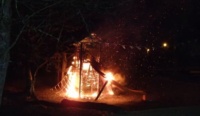 Spielturm in Oberrohrdorf brennt runter
