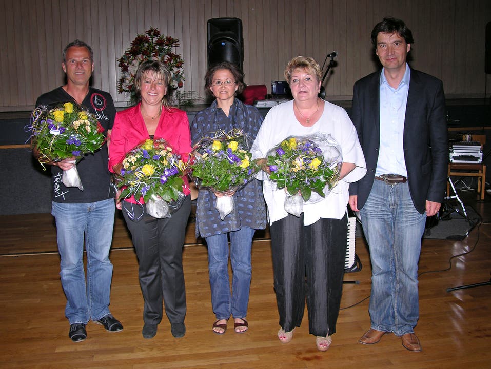 Jubilare von links nach rechts: Stephan Saner, Beatrice Aebi, Miriam Rawyler, Marceline De Toffol mit Stadtpräsident François Scheidegger (es fehlt Christa Vogt) werden für 25 Jahre geehrt.
