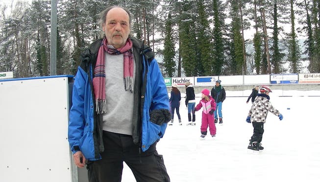 Leo Scherer an einem kalten Februartag am Rande des Eislauffeldes im Tägi Wettingen.