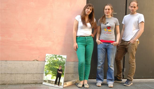 Der Spiegel projiziert eine grüne Nische im Ochsengässli in den neuen Ausstellungsraum – die Idee der Künstlerin Nicole A. Wietlisbach. Die Kuratoren: Sara Izzo, Anna Leibbrandt und Patrick Righi (von links). kus