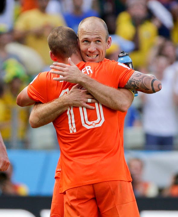 1:1-Torschütze Wesley Sneijder wird von Arjen Robben umarmt
