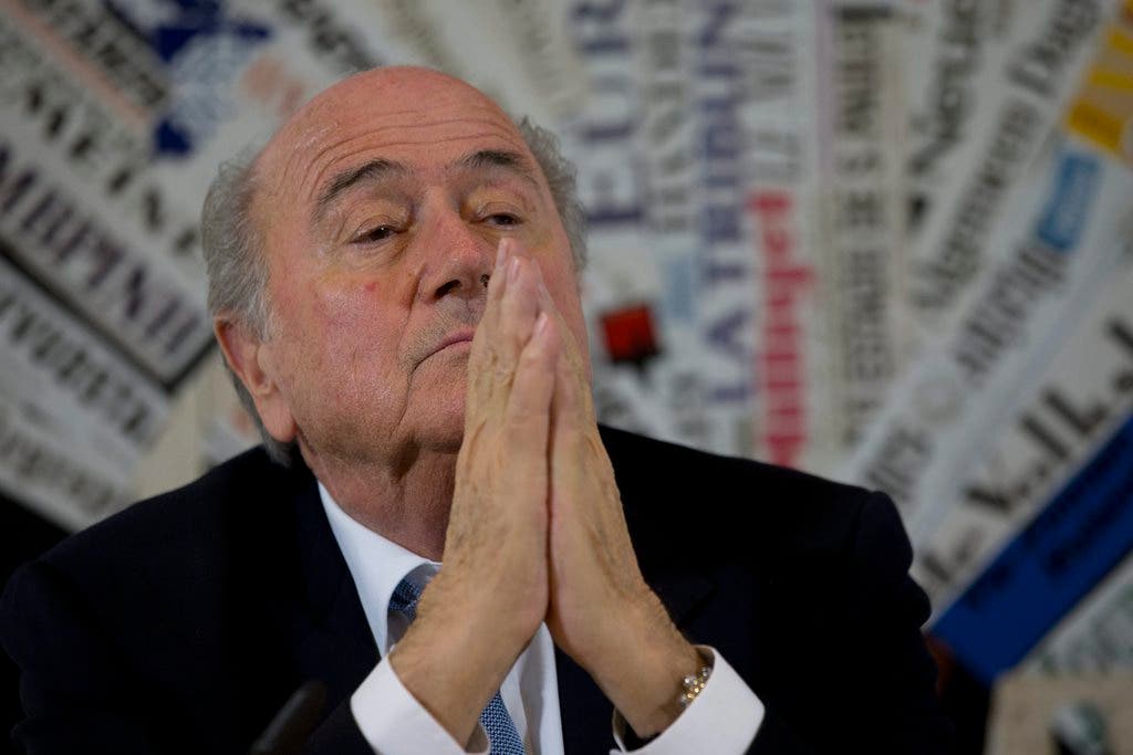 Blatter beim Papst: Der streng gläubige Fifa-Präsident beim Gebet.