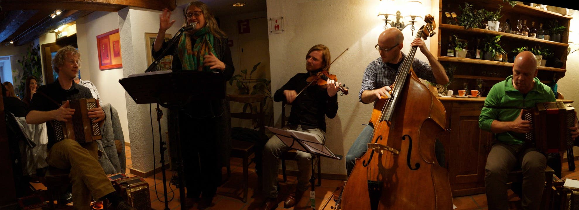 Spielten im Gasthof zur Waag Bad Zurzach rätoromanische Volkslieder - Trio Pflanzplätz Violinist Andy Gabriel und Sängerin Corin Curschellas