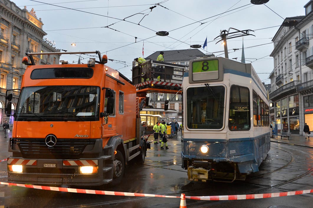 Tramkollision am Paradeplatz: Ein Tram der Linie 8 entgleist beim Zusammenprall mit einem Tram der Linie 9.
