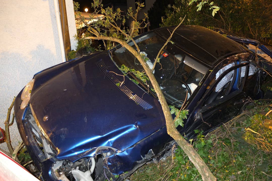 Der Mercedes wurde beim Unfall in Rombach mit dem betrunkenen Fahrer total zerstört