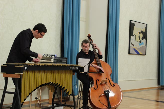 Silvan Bolle (links) am Vibrafon und Bruno Schaad am Kontrabass spielten im Girardsaal Bachtelen.
