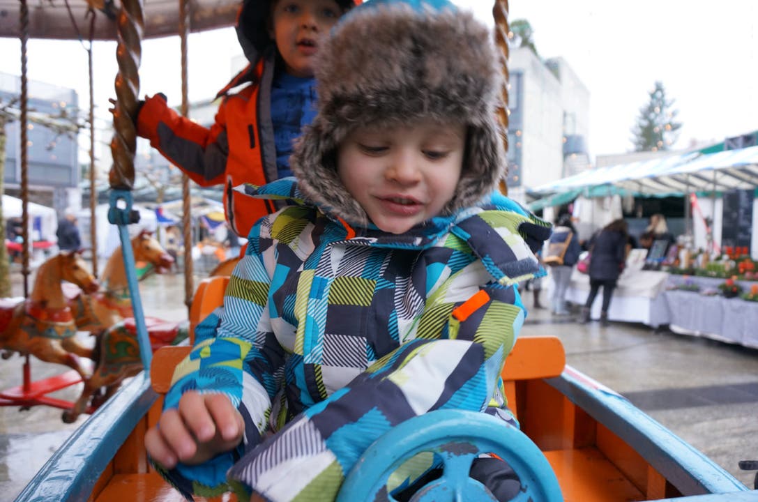 Der 3-jährige Leon Kretschmann ist aus Rorbas gekommen - es hat sich gelohnt - die Fahrt im Kinderkarussell ist ein Erlebnis