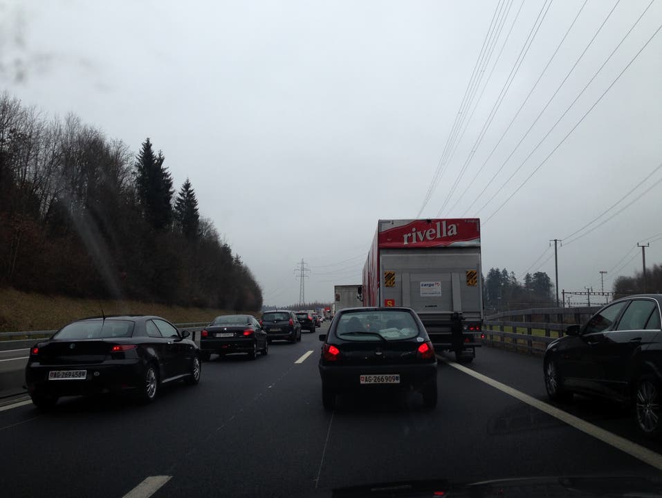Stau: Auf der A1 kurz vor Ausfahrt Mägenwil müssen sich die Verkehrsteilnehmer gedulden