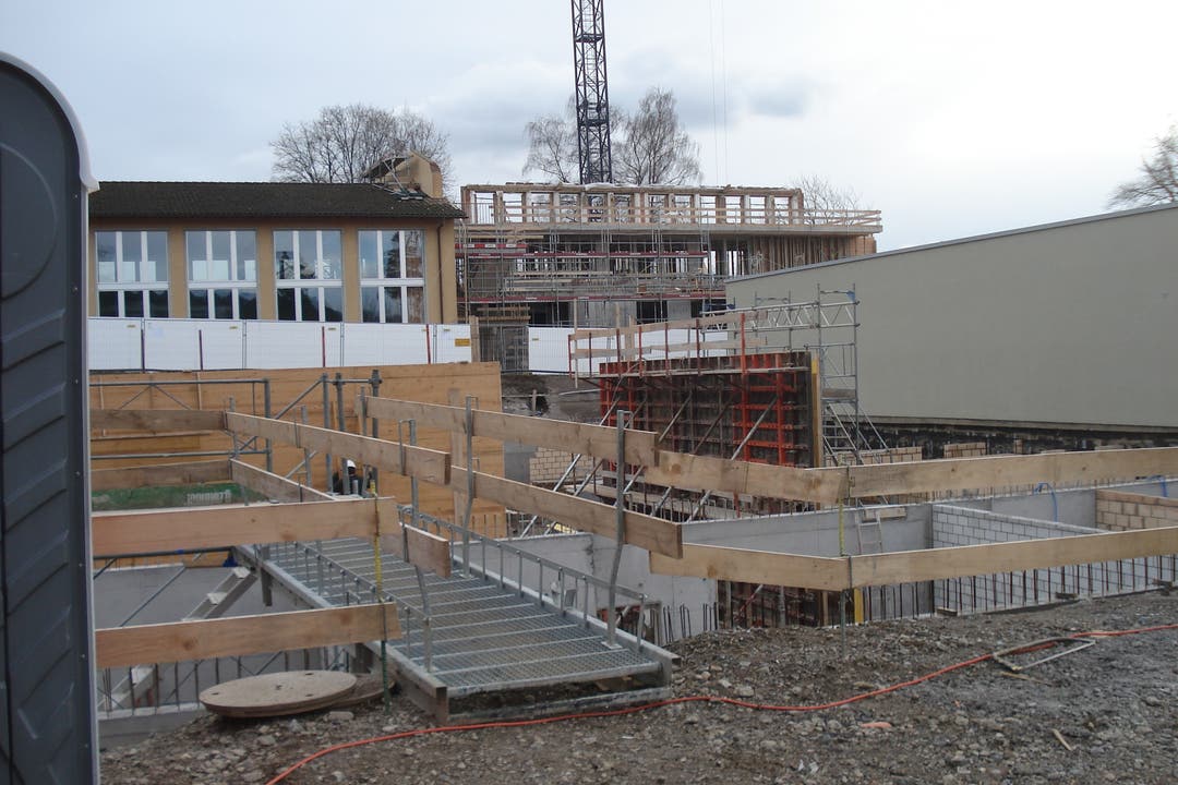 Februar 2014 Im Vordergrund ist die Baustelle der Turnhalle zu sehen, im Hintergrund die Baustelle Oberstufenzentrum