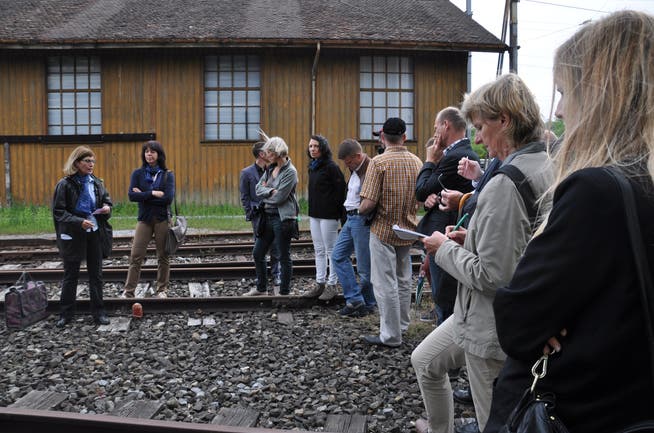 Silvia Hochstrasser und Ruth Blaser (v.l.) leiten den Rundgang und erklären die früheren Pionierleistungen am Bahnhof.