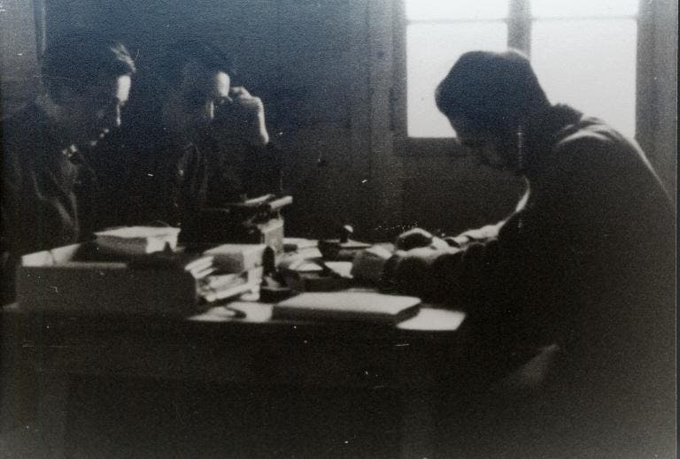 Internierte bei Schreibarbeiten, 1940