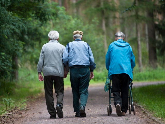 Als Sanierungsmassnahme wird das Rentenalter von 63 auf 65 Jahre für Männer und Frauen erhöht. (Symbolbild)