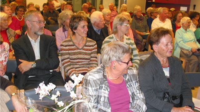 Viel interessiertes Publikum beim Sozialapéro in Möhlin mit Referentin alt Regierungrätin Stephanie Mörikofer (vorne Mitte)