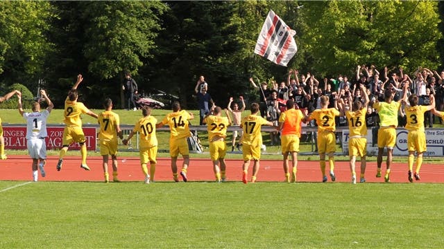 Die Spieler des FC Baden bedanken sich bei ihren Fans.
