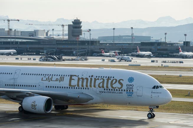 Eine A380 der Emirates am Flughafen Zürich