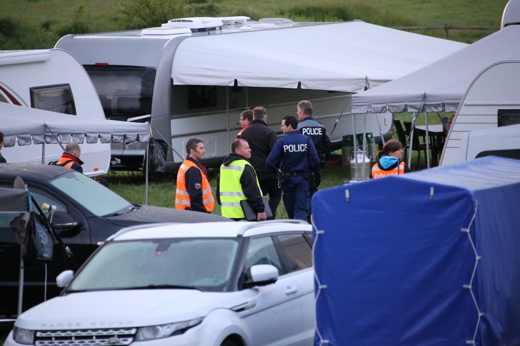 Die Polizei räumt das Protestcamp der Fahrenden auf der Berner Allmend