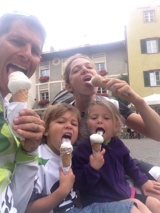 Janine und Stefan Huber aus Muri geniessen Gelati mit ihren Kindern Shana und Lina – Ihr Feriendomizil : Prad am Stilfserjoch.