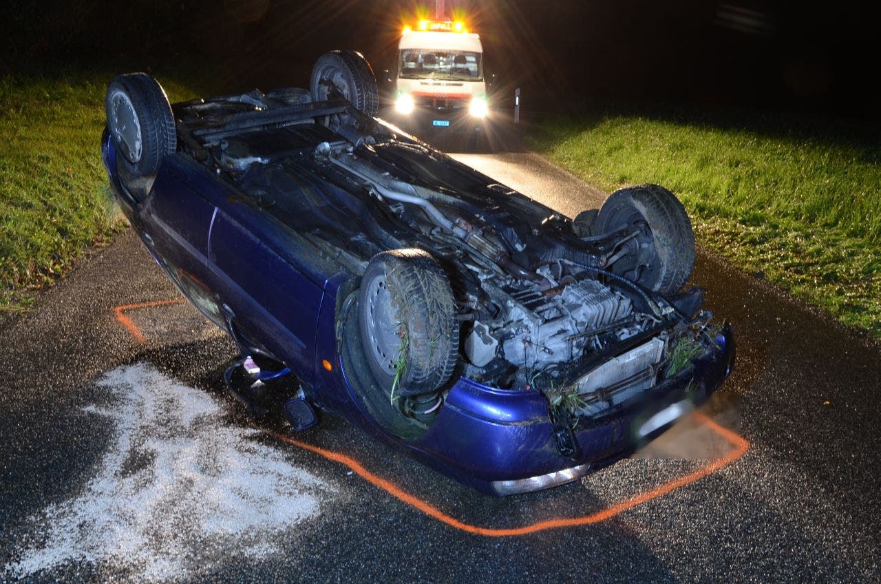 Bildstrecke Auto Landet Nach Selbstunfall Auf Dem Dach 6737