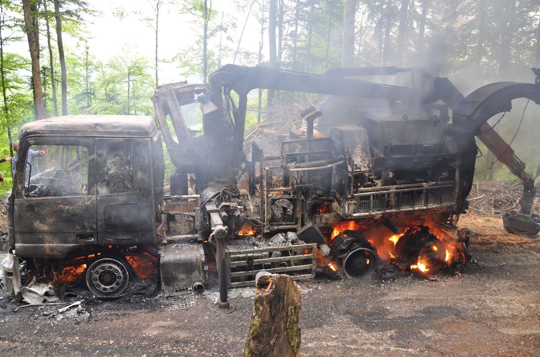 Lastwagen brennt in Beinwiler Waldstück aus