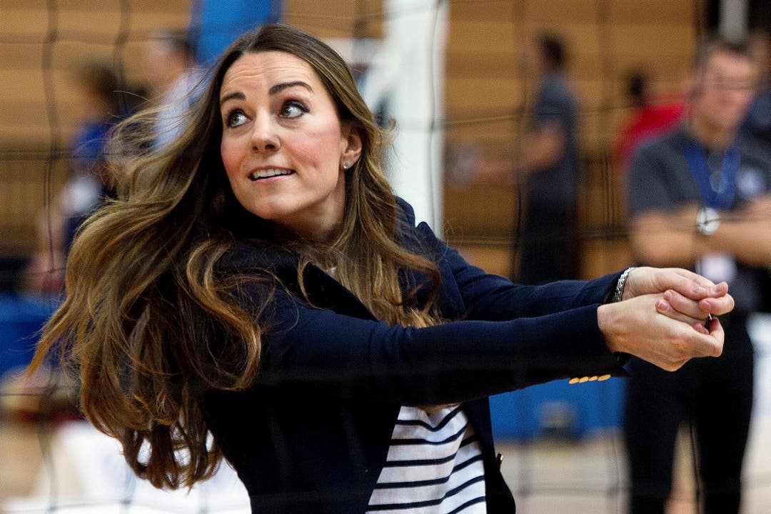 Fit wie ein Turnschuh: Kate Midddleton spielt Volleyball in hohen Absätzen