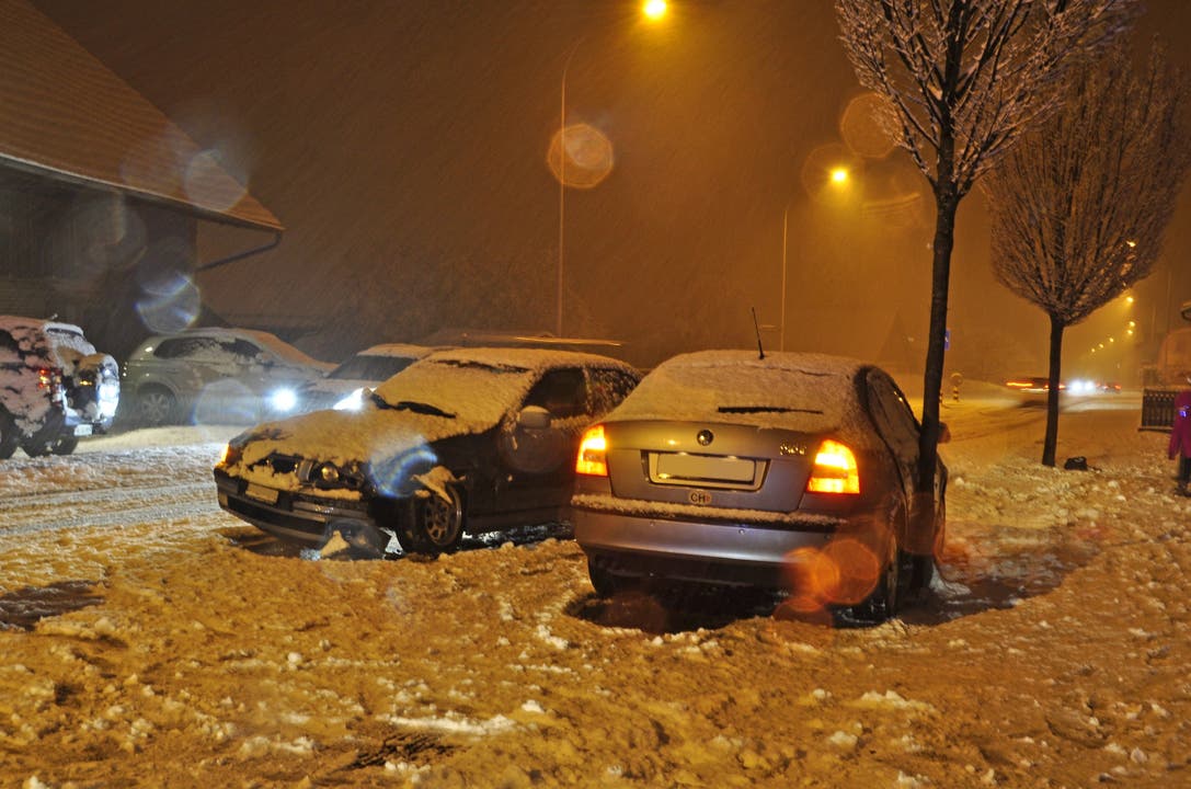 Schneefälle im Mittelland: Der Verkehr strockt.