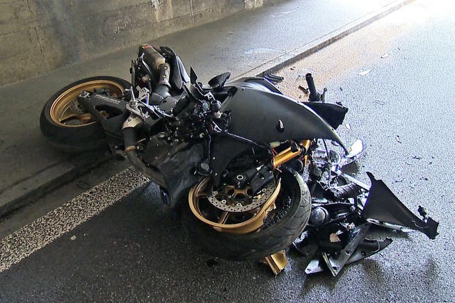 Der Motorradlenker verstarb noch auf der Unfallstelle. (Symbolbild)
