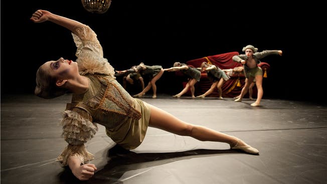 Eine Szene aus «Bellulus» von Stephan Thoss: Die Choreografie ist eine witzige Persiflage auf den Opernbetrieb.