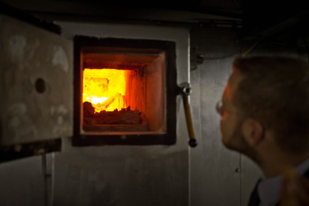 Schildknecht wirft einen Blick ins Innere des Ofens, der zwischen 800 und 1000 Grad heiss wird.