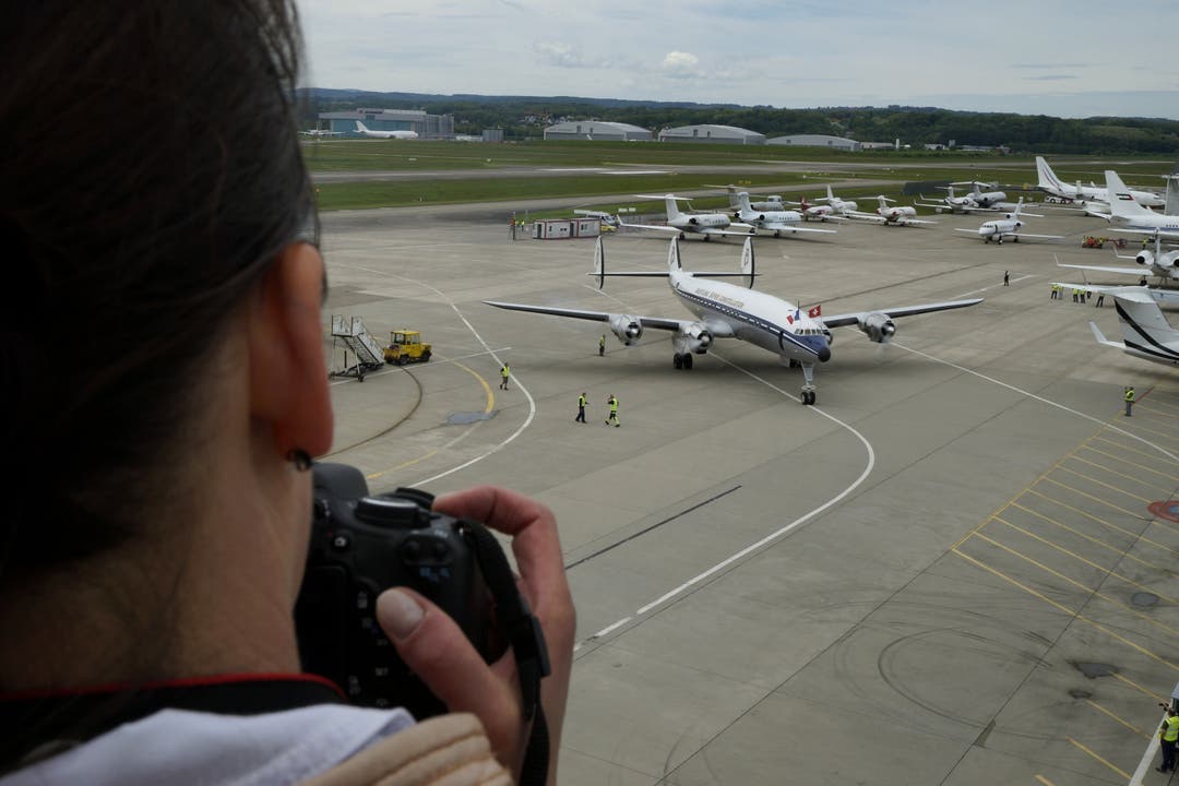 10 Jahre Super Constellation: Die Breitling Super Constellation landete nach ihrem Flug von Zürich mit ihren Fluggästen auf dem EuroAirport Basel.