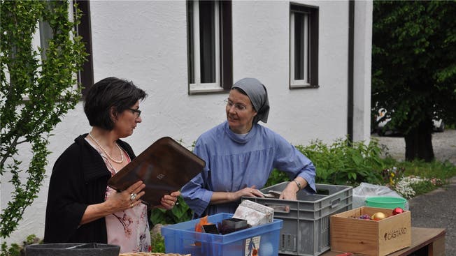 Katharina Stockmann und Priorin Irene sortieren die einzelnen Gegenstände.