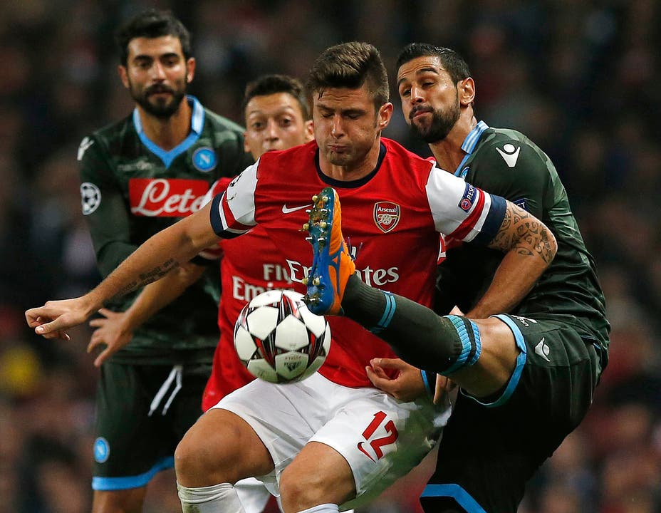 Arsenals Oliver Giroud im Nahkampf mit drei Napolispielern.