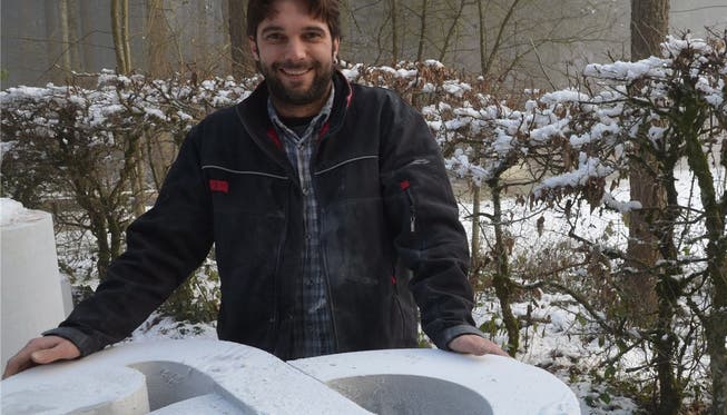 Christian Majoleth hat rund 14 Tonnen Stein beim Pflanzgarten des Forstbetriebs abgestellt, um mit seiner Arbeit für den Kreiselschmuck niemanden mit Lärm und Staub zu belästigen. ES