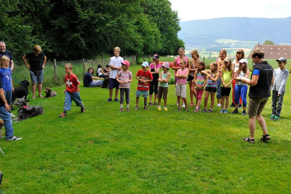 Im Ferienplausch-Kurs Büren Oberwil lernen Kinder den richtigen Umgang mit Hunden 23