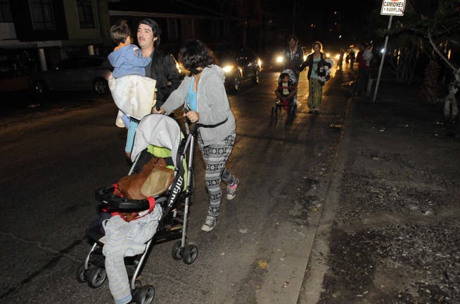 Bewohner der Stadt Iquique evakuieren ihre Häuser nach dem Nachbeben.
