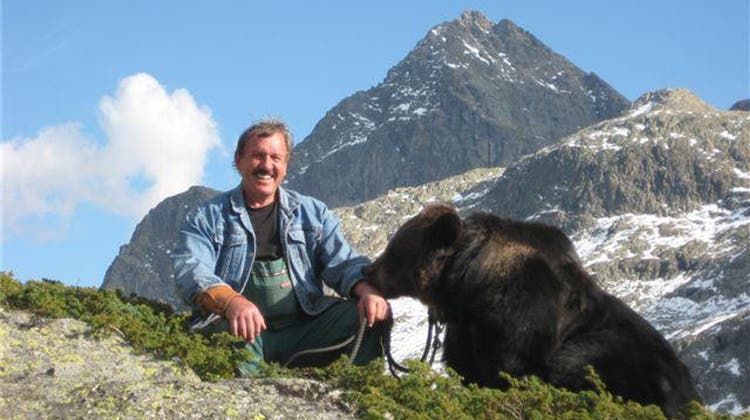 Tiertrainer Dieter Kraml dressiert Bären für Filmproduktionen