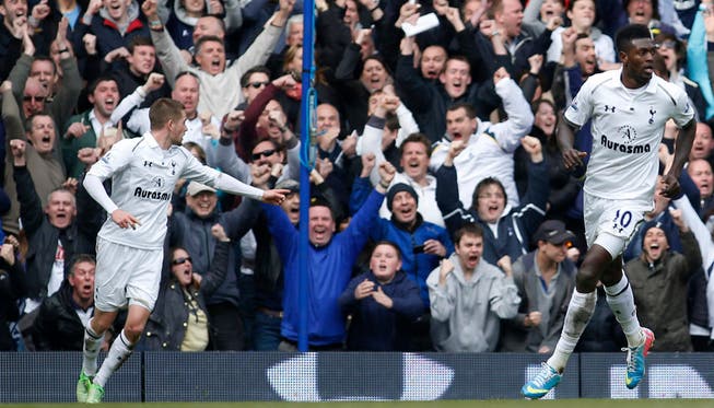 Tottenham-Fans jubeln ihrer Mannschaft zu.JPG