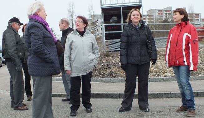 Die neue Gemeindepräsidentin Sibylle Lüthi (zweite Dame von rechts) informiert an einem politischen Spaziergang über aktuelle Projekte. wwl