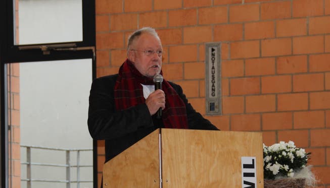 Robert A. Müller bei seiner Neujahrsansprache in der Freienwiler Mehrzweckhalle. martin rupf