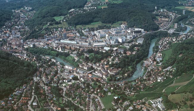 Aus der Luft optisch gesehen eine Gemeinde: Ennetbaden (unten) und Baden.