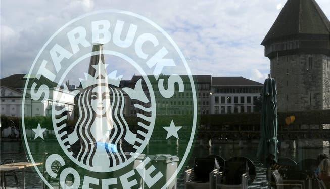 Neben Filialen wie hier in Luzern will Starbucks künftig seine Präsenz in der Schweiz mit Selecta und den SBB ausbauen. SIGI TISCHLER/Key