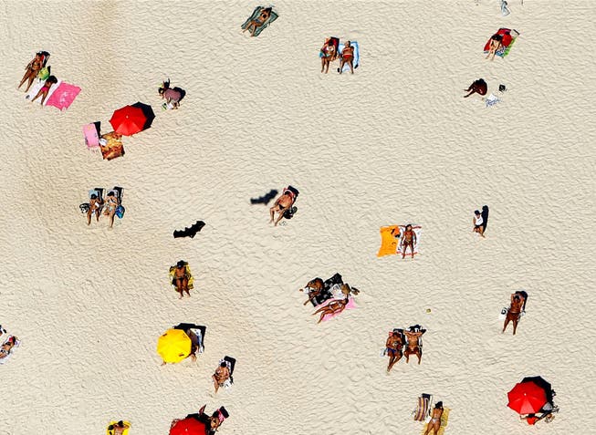 Wenn man früher in die Ferien reisen kann, sind die Chancen auf freie Strandplätze durchaus höher.
