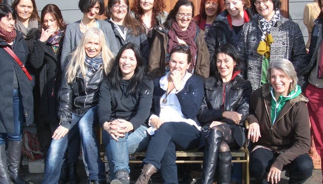 Geballte FrauenArt-Power in Fulenbach: die Künstlerinnen mit Initiantin Claudia Brander (vorne 2.v.l.)