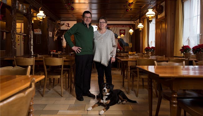 Markus und Rosmarie Friedli (mit Hund «King») wirten seit 30 Jahren in der «Täfern» in Dättwil. Alex Spichale